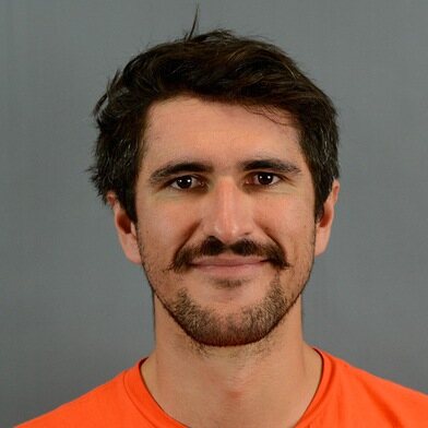 Pierrick Deniel, photo portrait sur fond gris, t-shirt orange